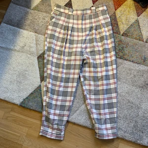 Kostymbyxor strl 44 - Ett par helt oanvända kostymbyxor i storlek 44 från Asos (nypris 420kr). Betalning endast med Swish. Jag står inte för frakt eller postens slarv🥰