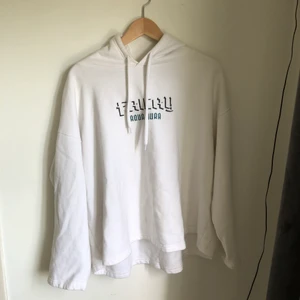 Random Bastards Hoodie - Säljer denna Random Bastards Hoodie med coolt tryck som är helt slutsåld på hemsidan! Liten anmärkning men inget man tänker på🌟
