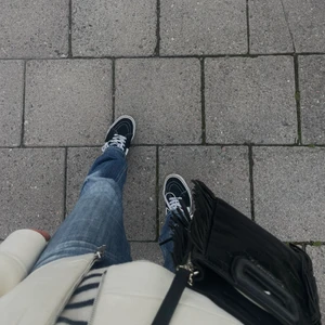 Acne jeans - Säljer dessa skit snygga acne jeans som är den perfekta midjan och skit snygga i benen. Enligt mig den snyggaste höst färgen men har för många i denna färg så behöver sälja ett par💕