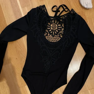 Body - Snygg body från bershka som man knyter i ryggen och som har öppen rygg!