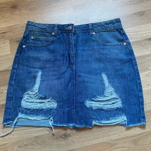 Kjol - Säljer en jeans kjol i storlek 38 ifrån parisian. 