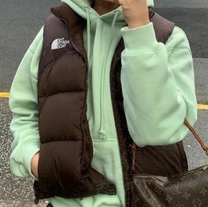 North Face väst brun - Säljer min astrendiga The North Face väst i brunt🤎🤎. Fortfarande riktigt bra skick✨ Säljer endast vid bra bud✨Kom privat om du har frågor eller förslag på direkt pris✨ BUD ÄR BINDANDE!! Köp direkt för 2500kr