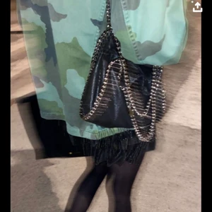 Stella McCartney liknande väska - Säljer min as fina Stella McCartney liknande väska då den inte kommer till användning så mycket, säljer ändats vid bra bud💗 köpt direkt för 550!