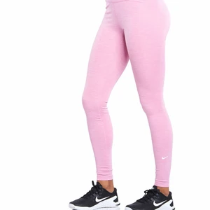 Nike dri-fig tights - Använd endast 3 gånger. Super bekväma och har även en kortficka.💗 nypris 399kr men jag säljer för 100kr + frakt 🚚 