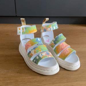 Supercoola dr.Martens sandaler, modell: V Clarissa II (Vegan läder). storlek: 38. Säljs inte längre då de var från deras vårkollektion. Rengörs innan jag skickar dom! Frakt tillkommer  på 66kr😊