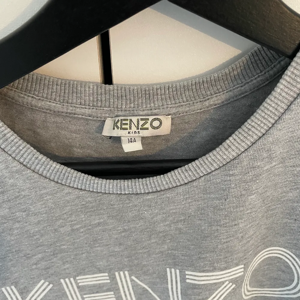 En Kenzo Paris T-shirt. Köpt på Cenino Donna i Växjö. Finns i Växjö . T-shirts.
