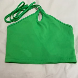 Halterad topp  - Säljer en helt oanvänd trendig topp från Zara🥰Färgen är super fin är och är lite starkare i verkligheten🥰20kr + frakt 