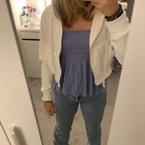 Vit croppad zip hoodie - Säljer denna vita zip hoodien då jag inte har plats för den. Den är i topp skick och använd bara två gånger. Passar perfekt att ha över ett linne eller tshirt nu till vintern. Köparen står för frakten. Priset kan diskuteras💗