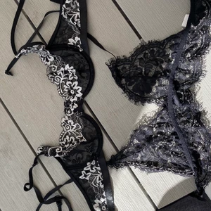 Braletter  - Två braletter utan inlägg, den vita och svarta har bygel men den helsvarta har endast spets, väldigt bekväma och sitter snyggt på. 45 kr st. 80 kr för båda 