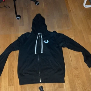 true religion hoodie storlek M - riktigt snygg true religion hoodie i storlek m köpte på deras hemsida för typ 8 månader sedan men har inte kommit mycket till användning, kontakta mig för fler bilder eller andra funderingar
