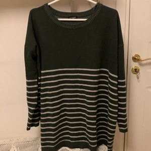 Långärmad tröja strl L - En randig långärmad tröja i storlek L. Superfint skick, knappt använd. Betalning endast med Swish. Jag står inte för frakt eller postens slarv🥰
