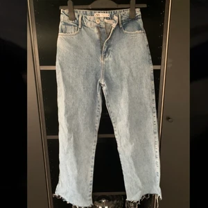 Blåa jeans  - Dessa jeans är ifrån Zara och är i storleken 34, använt en gång. Dom är breda längre ner mot benen och sitter ganska löst nertill. Meddela gärna för fler bilder på plagget, fraktpriset varierar beroende på vart plagget skickas 💓