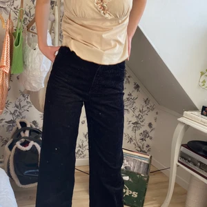 Manchester byxor - Svarta manchester byxor ifrån monki som passar super nu till hösten💟Högmidjade och raka ben🧡 Väldigt fint skick!! Storlek 34:))