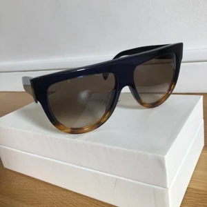 Céline glasögon  - Säljer ett par nästan helt oanvända celiné glasögon. Modellen är aviator s001. Nypris ligger på ungefär 3150 kr. Bågen är lite mer åt det blåa hållet. 