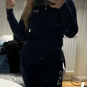 Emporio Armani dress   - Jag säljer ett jättemysigt och bekvämt sett från Armani, andledningen till varför jag säljer den är pga av att jag aldrig använder den. Passar även m och xs eftersom det är ett välldigt stretchigt tyg. 350 kr per del, för hela dressen 600 eftersom man köper hela . Ordinarie pris 1300kr ❤️pris kan även diskuteras