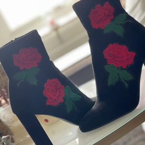 Stövletter  - Snygga stövletter som säljs pga för liten i storleken. Stövletterna är i mycket bra skick o aldrig använd. 