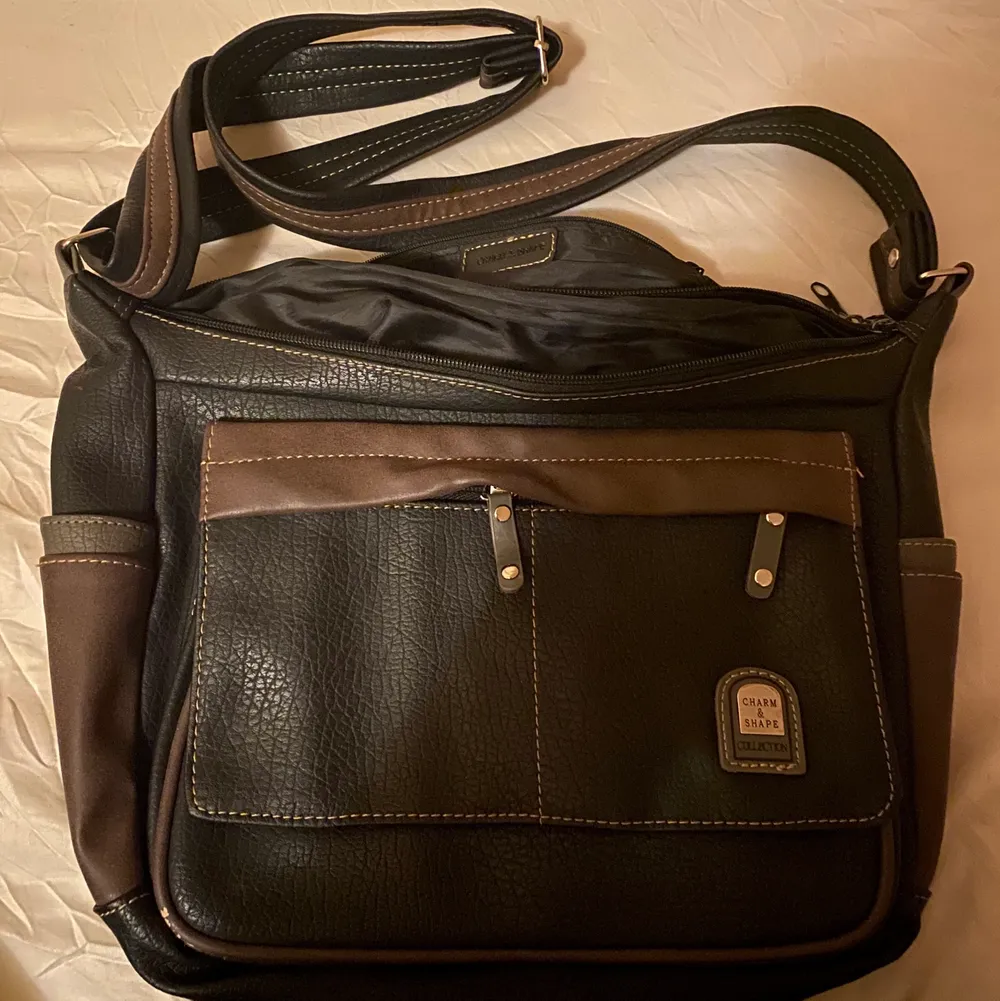 Fin lagom stor svart/brun väska i gott skick! Hittar ingen användning för den känner därför för att sälja den . Väskor.