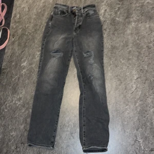 Hollister jeans storlek 23 - Köpt för 500kr de är storlek w23 o l27/ 00r vilket motsvarar 32 eller mindre. De är få gånger använda. Jag säljer för att jag tycker de sitter konstigt på mig