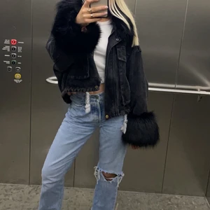 Jeans - Fina jeans med hål på ena knät💜 Är 170 cm Från hm!