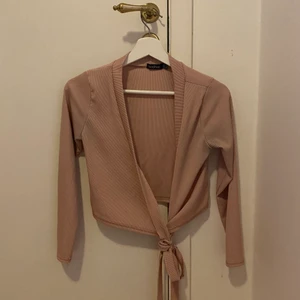 V-ringad knyt tröja - V-ringad tröja man knyter ifrån boohoo