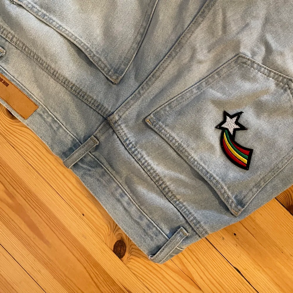 Jeans med patches ⚡️💥🌈 är i storlek M men skulle säga att de är S. Jeans & Byxor.