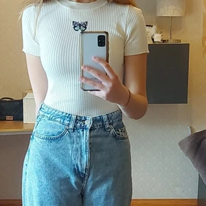 Topp med tryck - Topp men en fjäril i mitten, storlek XS, stretching material, mycket bekväm men fortfarande fin, bra skick, skriv privat vid intresse