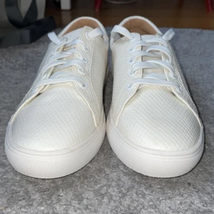 Skor  - Säljer dessa fina skor från H&M, i storlek 39. Köpte skorna för 250kr och dom är helt oanvänd! Hoppas ni vill köpa!💜💜