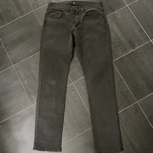 Gråa lågmidjade jeqns - Säljer dessa gråa lågmidjade jeans från gap. Dom är OTROLIGT lika dom populära jeansen från zara, skiljer sig knappt nåt i varken modell eller färg. Dessvärre är dom försmå för mig samt förkorta, så har inga bilder med dom på. Byxorna är i storlek 28/30! Motsvarar ungefär storlek s (34,36). Somsagt förkorta för mig som är 170cm men skulle nog passa nån i längden 160-165 perfekt! Midjemåttet är 79 och innerbenslängden 77cm! Hör av er vid frågor eller funderingar❤️‍🔥❤️‍🔥❤️‍🔥