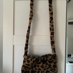 Leopardväska - Leopard Väska som är så fin och mysig!💕