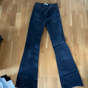 Jeans från zara - Svarta/mörkgrå jeans den zara