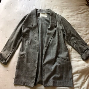 Grå rutig kavaj  - Grå rutig kavaj i hyfsat tunntmaterial köpt från Stradivarius! 😊