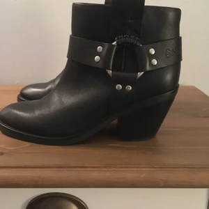 Boots See by Chloe  - Boots See by Chloe - Aldrig använda - köpta second hand ( liten skrapa på högra hälen som knappt syns ) annars tio top !!! 