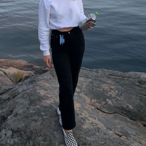 Svarta levis 🖤 - Snyggaste (!!) jeansen från Levis i modellen ribcage straight. Kommer inte till användning då jag har ett annat par svarta jeans,, sitter lite lösare på mig som är 24/25🤍🤍