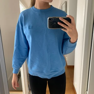Acne sweatshirt  - Så så fin och härlig blå tröja från acne studios. Köpt för några år sen men har inte kommit till användning på senaste. Välanvänd men har ändå hållit sig i bra skick. Köpt för ca 2000 kr. Står att den är i xxs men jag brukar vanligtvis ha s/m och den sitter bra på mig. ( tror det är i herrstorlek ) 