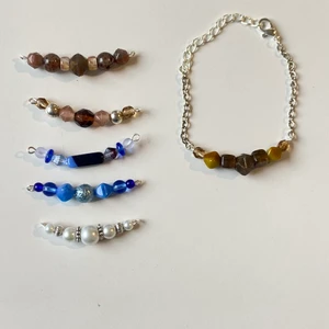 Natursten armband  - Handgjorda armband i natursten. Nummer och design hittar ni på bild 2. Nummer 6 visar hur armbandet ser ut när det är färdigställt. Justerbart 