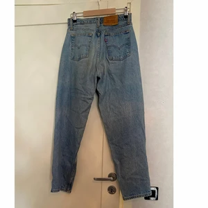 Levis jeans - Klassiska Levis jeans. Köpta på second hand och det står inte riktigt vilken storlek de är men de sitter som en 36 och jag är 165/166cm lång o de passar perfekt i längd. Byxornas innersöm är 71cm!