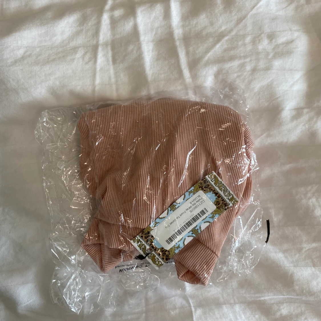 Oöppnad rosa v-ringad tröja 