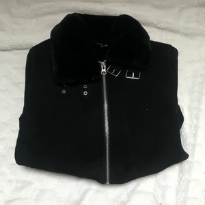 Höst/vinter jacka svart  - Säljer denna supersnygga jacka, då den tyvärr är för liten för mig. Den e perfekt nu till vinter då den är varm och fodrad. Den har två fickor fram och en silvrig dragkedja. Storlek 44 