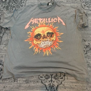 Metallica T-shirt - Fin grå Metallica T-shirt som knappt använts. En oversized tröja med tryck på framsidan.