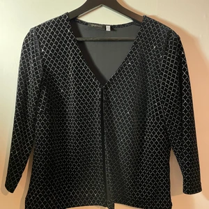 Kofta med glitter mönster  - Fin kofta med glitter. 