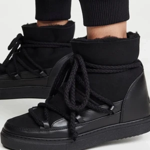 Inuikii skor - Inte alls andvöndna! Bra skick! Jätte snygga nu till jul. Köptes för 3000kr och vi börjar budet på 1500kr hör gärna av dig!❤️