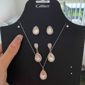 Helt nytt sett smycken - Säljer detta helt nya setet med smycken ifrån glitter. Aldrig använda. Nypris 199kr. Köparen står för frakt 💞