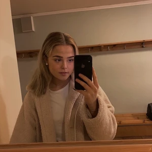 Teddyjacka - Säljer min fina teddyjacka eftersom jag köpt en ny🧸 Jättefin och bra skick✨ däremot är det en liten slitning på insidan men det går att fixa lätt om man vill, men den syns inte från utsidan.💞 jag har vanligtvis S men då är den oversized så den passar de flesta😀