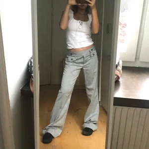 grå - lågmidjade gråa kostymbyxor som tyvärr är för långa för mig😭😭 helt nya aldrig använda! Frakten ligger på 62kr