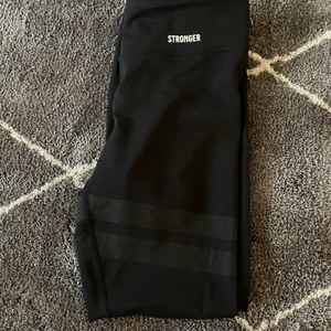 Stronger - Tights från märket Stronger! Använda ett fåtal gånger, men är i fint skick💓