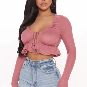 Rosa tröja  - En jätte fin långarmad magtröja från Fashion Nova. Storlek S. Använd 1 gång men kom aldrig till användning efter. 🤍 