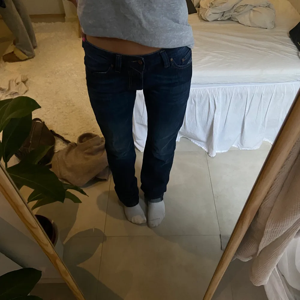 As snygga stright diesel jeans, som är väldigt långa! Är 177cm lång och de är för långa på mig!💕💕 men jag älskar de! I snygg mörkblå färg. (De har ett litet hål längst ner på jeansen, men inget man tänker på). Jag har vanligtvis storlek 36 . Jeans & Byxor.