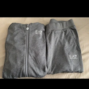 Emporio Armani Sett - Inte alls använt så mycket och sitter pösigt på mig då jag gått ner i vikt.                                                               (Pris går att diskuteras vid snabb affär) 