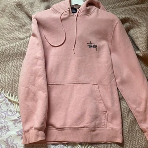 Stüssy ljusrosa hoodie  - Stüssy hoodie. 