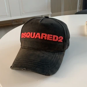 Dsquared 2 keps  - Köpt på nk i Stockholm köp 2020 lite solblekt men anat fint skick 